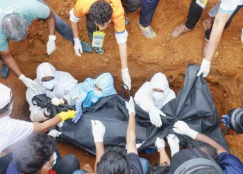 വയനാട് ദുരന്തത്തില്‍ തിരിച്ചറിയാത്ത മൃതദേഹങ്ങളിലൊന്ന് പുത്തുമലയിലെ ഹാരിസണ്‍ പ്ലാന്റേഷന്‍ സ്ഥലത്ത് തയാറാക്കിയ ശ്മശാനത്തില്‍ ഇന്നലെ സംസ്‌കരിച്ചപ്പോള്‍