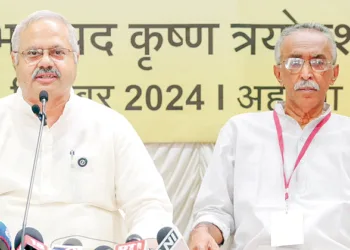 പാലക്കാട് അഹല്യാ കാമ്പസില്‍ സമാപിച്ച ആര്‍എസ്എസ് സമന്വയ ബൈഠക്കിന്റെ വിവരങ്ങള്‍ മാധ്യമപ്രവര്‍ത്തകരോട് അഖിലഭാരതീയ പ്രചാര്‍ പ്രമുഖ് സുനില്‍ ആംബേക്കര്‍ വിശദീകരിക്കുന്നു. ഉത്തരകേരള പ്രാന്ത സംഘചാലക് അഡ്വ.കെ.കെ. ബാലറാം സമീപം