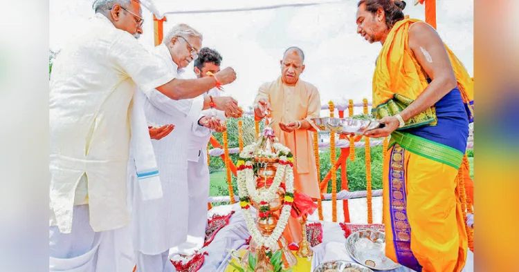 അയോദ്ധ്യയിലെ രാംസേവക് പുരത്ത് രാമനാഥ ക്ഷേത്രത്തിന്റെ കുംഭാഭിഷേക ചടങ്ങിന് ഉത്തര്‍പ്രദേശ് മുഖ്യമന്ത്രി യോഗി ആദിത്യനാഥ് നേതൃത്വം നല്കുന്നു