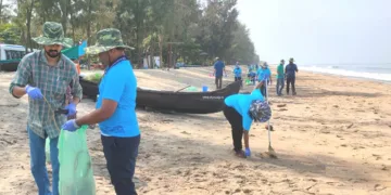 കൊച്ചി തീരക്കടലില്‍ നിന്നും വലകള്‍ ഉപയോഗിച്ച് മാലിന്യം നീക്കുന്ന സിഎംഎഫ്ആര്‍ഐ സംഘം