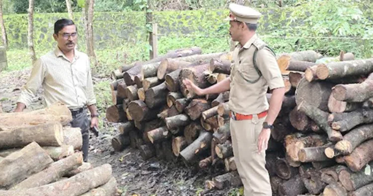 ഡിഎഫ്ഒ വി.പി. ജയപ്രകാശ് സ്ഥലത്ത് പരിശോധന നടത്തുന്നു