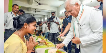 തിരുവനന്തപുരം ശ്രീചിത്ര പൂവര്‍ഹോമിലെ വിദ്യാര്‍ത്ഥികളുടെ ഓണാഘോഷത്തില്‍ പങ്കെടുത്ത ഗവര്‍ണര്‍ ആരിഫ് മുഹമ്മദ് ഖാന്‍ കുട്ടികള്‍ക്ക് സദ്യ വിളമ്പുന്നു