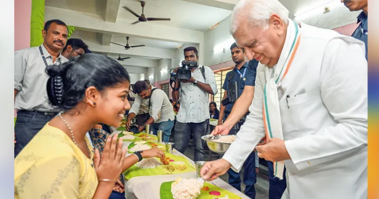 തിരുവനന്തപുരം ശ്രീചിത്ര പൂവര്‍ഹോമിലെ വിദ്യാര്‍ത്ഥികളുടെ ഓണാഘോഷത്തില്‍ പങ്കെടുത്ത ഗവര്‍ണര്‍ ആരിഫ് മുഹമ്മദ് ഖാന്‍ കുട്ടികള്‍ക്ക് സദ്യ വിളമ്പുന്നു