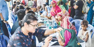 കൊല്ലപ്പെട്ട ഡോക്ടര്‍ക്ക് നീതി തേടിയുള്ള 
പ്രതിഷേധത്തിനിടെ ജൂനിയര്‍ ഡോക്ടര്‍മാര്‍ ആരംഭിച്ച അഭയ ക്ലിനിക്കില്‍ രോഗികളെ പരിശോധിക്കുന്നു