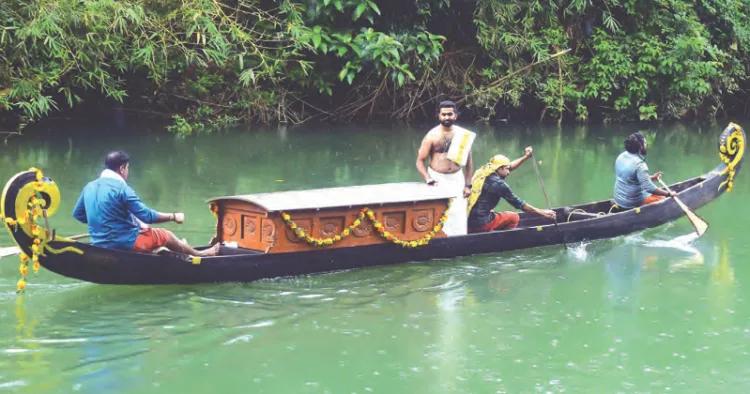 തിരുവോണത്തോണിയേറാന്‍ ആറന്മുളയിലേക്കു പോകുന്ന മങ്ങാട്ട് അനൂപ് നാരായണന്‍ ഭട്ടതിരി മങ്ങാട്ട് ഇല്ലത്തെ കടവില്‍ നിന്ന് ചുരുളന്‍ വള്ളത്തില്‍ യാത്രതിരിക്കുന്നു