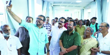 സെല്‍ഫിയോ സെല്‍ഫിഷോ... ആകാശപ്പാതയുടെ ഉദ്ഘാടനശേഷം സെല്‍ഫിയെടുക്കുന്ന മന്ത്രി എം.ബി രാജേഷ്.                           ജന്മഭൂമി