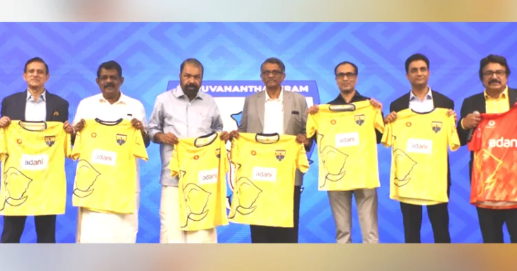 സൂപ്പര്‍ ലീഗ് കേരളയില്‍ കളിക്കുന്ന തിരുവനന്തപുരം കൊമ്പന്‍സിന്റെ ജേഴ്‌സി പ്രകാശനം മന്ത്രി വി. ശിവന്‍കുട്ടി
നിര്‍വഹിക്കുന്നു. ഡോ. എം.ഐ. സഹദുള്ള, ആന്റണി രാജു എംഎല്‍എ, ജി. വിജയരാഘവന്‍, ജെറി ഫിലിപ്പ്,
രാഹുല്‍ ഭക്തകോടി, കെ.സി. ചന്ദ്രഹാസന്‍ എന്നിവര്‍ സമീപം