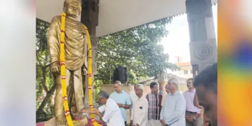 സ്വാമി വിവേകാനന്ദന്റെ ചിക്കാഗോ പ്രസംഗത്തിന്റെ 131-ാം വാര്‍ഷികമായ കവടിയാര്‍ വിവേകാനന്ദ പ്രതിമയില്‍ ഭാരതീയ വിചാര കേന്ദ്രം ഡയറക്ടര്‍ ആര്‍. സഞ്ജയന്‍ പുഷ്പാര്‍ച്ചന നടത്തുന്നു.