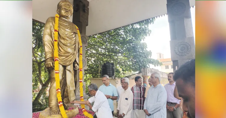 സ്വാമി വിവേകാനന്ദന്റെ ചിക്കാഗോ പ്രസംഗത്തിന്റെ 131-ാം വാര്‍ഷികമായ കവടിയാര്‍ വിവേകാനന്ദ പ്രതിമയില്‍ ഭാരതീയ വിചാര കേന്ദ്രം ഡയറക്ടര്‍ ആര്‍. സഞ്ജയന്‍ പുഷ്പാര്‍ച്ചന നടത്തുന്നു.