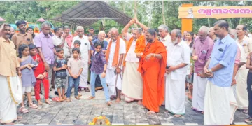 കനകമല അന്താരാഷ്ട്ര ശ്രീകൃഷ്ണകേന്ദ്രത്തിലെ വൃന്ദാവനം ശ്രീകൃഷ്ണ പാര്‍ക്കിന്റെ ഉദ്ഘാടനം ശ്രീകൃഷ്ണകേന്ദ്രം ചെയര്‍മാന്‍ ആമേട വാസുദേവന്‍ നമ്പൂതിരി നാളികേരം ഉടച്ച് ഉദ്ഘാടനം നിര്‍വഹിക്കുന്നു