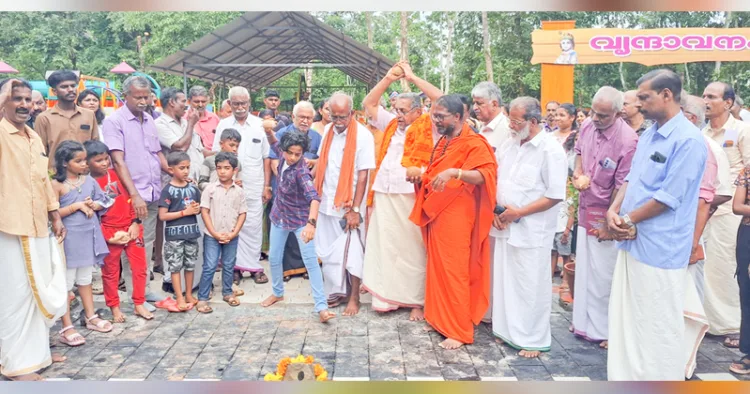 കനകമല അന്താരാഷ്ട്ര ശ്രീകൃഷ്ണകേന്ദ്രത്തിലെ വൃന്ദാവനം ശ്രീകൃഷ്ണ പാര്‍ക്കിന്റെ ഉദ്ഘാടനം ശ്രീകൃഷ്ണകേന്ദ്രം ചെയര്‍മാന്‍ ആമേട വാസുദേവന്‍ നമ്പൂതിരി നാളികേരം ഉടച്ച് ഉദ്ഘാടനം നിര്‍വഹിക്കുന്നു