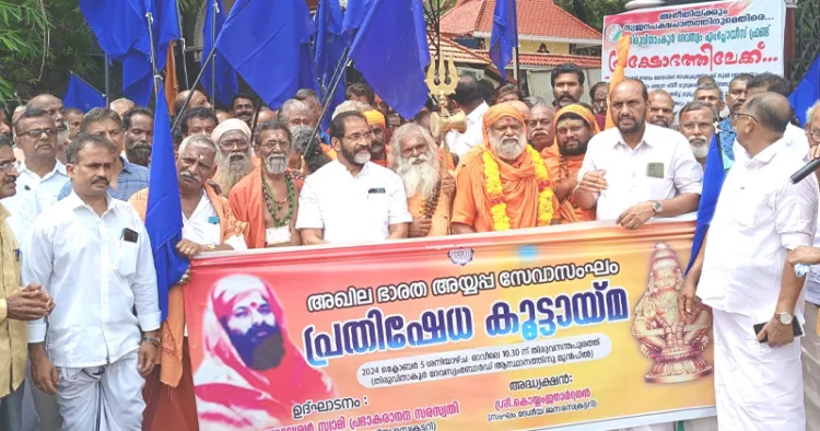 ദേവസ്വം ബോര്‍ഡിന്റെ നീതി നിഷേധത്തിനെതിരെ അഖിലഭാരത അയ്യപ്പ സേവാസംഘം ദേവസ്വം ബോര്‍ഡ് ഓഫീസിന് മുന്നില്‍ നടത്തിയ ധര്‍ണ മഹാമണ്ഡലേശ്വര്‍ സ്വാമി പ്രഭാകരാനന്ദ ഉദ്ഘാടനം ചെയ്യുന്നു.