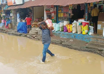 കൊത്തുവാള്‍ത്തെരുവില്‍ കോണ്‍ക്രീറ്റ് ചെയ്യാനായി റോഡ് താഴ്ത്തിയപ്പോള്‍ പൈപ്പ് ലൈന്‍പൊട്ടി വെള്ളം നിറഞ്ഞു കിടക്കുന്നു