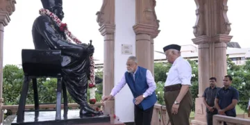 ആര്‍എസ്എസിന്റെ വിജയദശമി ആഘോഷത്തിന്റെ ഭാഗമായി ഡോ.ഹെഡ്‌ഗേവാറിന്റെ പ്രതിമയില്‍ ഐഎസ്ആര്‍ഒ മുന്‍ ചെയര്‍മാന്‍ ഡോ. കെ. രാധാകൃഷ്ണന്‍ പുഷ്പാര്‍ച്ചന നടത്തുന്നു. സമീപം സര്‍സംഘചാലക് ഡോ. മോഹന്‍ ജി ഭാഗവത്