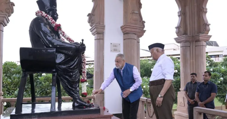 ആര്‍എസ്എസിന്റെ വിജയദശമി ആഘോഷത്തിന്റെ ഭാഗമായി ഡോ.ഹെഡ്‌ഗേവാറിന്റെ പ്രതിമയില്‍ ഐഎസ്ആര്‍ഒ മുന്‍ ചെയര്‍മാന്‍ ഡോ. കെ. രാധാകൃഷ്ണന്‍ പുഷ്പാര്‍ച്ചന നടത്തുന്നു. സമീപം സര്‍സംഘചാലക് ഡോ. മോഹന്‍ ജി ഭാഗവത്