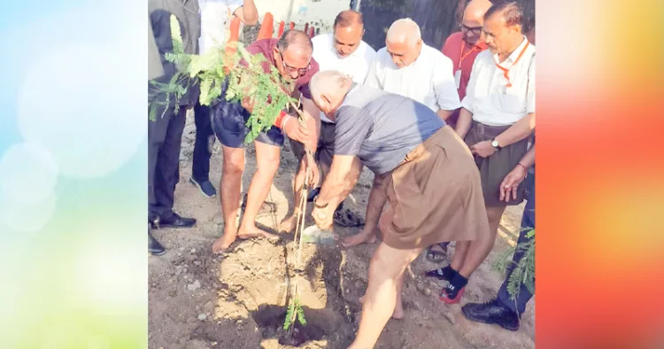 രാജസ്ഥാനിലെ ബാരാമിലെ പ്യാരേ രാം ക്ഷേത്രപരിസരത്ത് ആര്‍എസ്എസ് സര്‍സംഘചാലക് ഡോ. മോഹന്‍ ഭാഗവത് വൃക്ഷത്തെ നടുന്നു