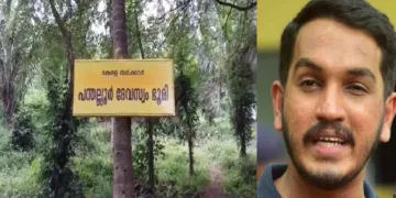 പന്തല്ലൂര്‍ ക്ഷേത്രഭൂമിയില്‍ ദേവസ്വം ബോര്‍ഡിന്‍റെ പലക (ഇടത്ത്) ജെയ്ക് സി തോമസ് (വലത്ത്)