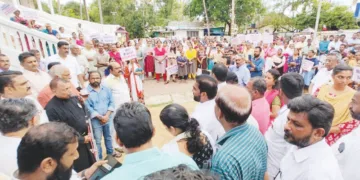 മുനമ്പത്ത് മത്സ്യത്തൊഴിലാളികളെ വഴിയാധാരമാക്കുന്ന വഖഫ് ബോര്‍ഡ് അധിനിവേശത്തിനെതിരേ ന്യൂനപക്ഷ മോര്‍ച്ച സംഘടിപ്പിച്ച പദയാത്രയെ വേളാങ്കണ്ണി മാതാ പള്ളി ഇടവക വികാരി ആന്റണി സേവ്യര്‍ അഭിസംബോധന ചെയ്യുന്നു