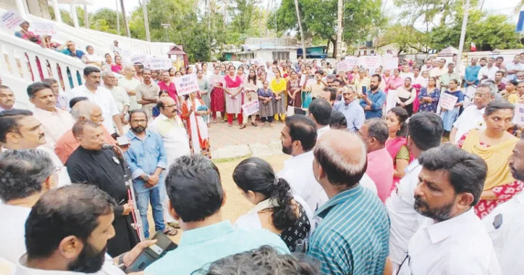 മുനമ്പത്ത് മത്സ്യത്തൊഴിലാളികളെ വഴിയാധാരമാക്കുന്ന വഖഫ് ബോര്‍ഡ് അധിനിവേശത്തിനെതിരേ ന്യൂനപക്ഷ മോര്‍ച്ച സംഘടിപ്പിച്ച പദയാത്രയെ വേളാങ്കണ്ണി മാതാ പള്ളി ഇടവക വികാരി ആന്റണി സേവ്യര്‍ അഭിസംബോധന ചെയ്യുന്നു