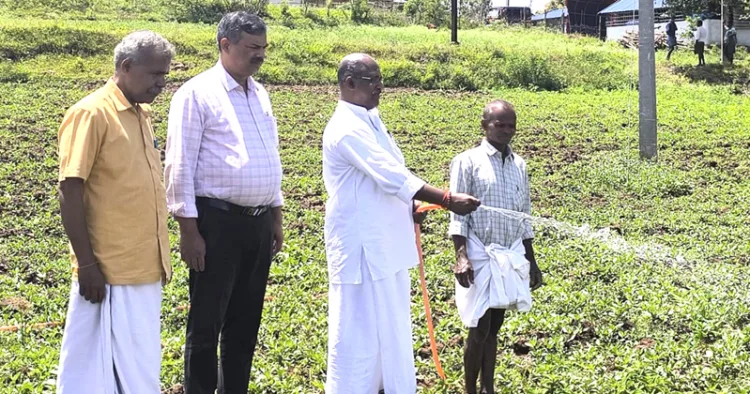 കടുത്ത ജലക്ഷാമം നേരിടുന്ന നല്ലശിങ്ക വനവാസി ഊരില്‍ വിശ്വസേവാഭാരതി നിര്‍മിച്ച ജലസേചന പദ്ധതി ആര്‍എസ്എസ് ഉത്തരകേരള പ്രാന്ത സേവാപ്രമുഖ് എം.സി. വത്സന്‍ ഉദ്ഘാടനം ചെയ്യുന്നു.