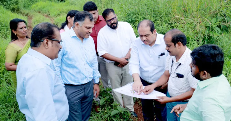 പാലക്കാട് ഇന്‍ഡസ്ട്രിയല്‍ സ്മാര്‍ട് സിറ്റിക്കായി ഏറ്റെടുത്ത സ്ഥലം കേന്ദ്രസംഘം സന്ദര്‍ശിച്ചപ്പോള്‍