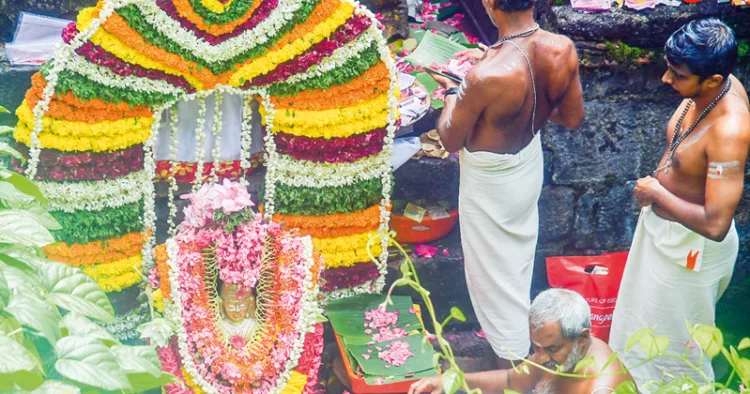 അമൃതകടാക്ഷത്തിനായി... ദുര്‍ഗാഷ്ടമി ദിനത്തില്‍ പനച്ചിക്കാട് സരസ്വതി ക്ഷേത്ര തിരുനടയിലെ പുഷ്പാര്‍ച്ചന