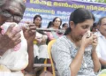 പൂക്കോട് വെറ്റിനറി കോളജ് വിദ്യാര്‍ഥി സിദ്ധാര്‍ഥിന്റെ കൊലപാതകികളെ സംരക്ഷിക്കുന്നുവെന്നാരോപിച്ച് കേരള മണ്‍പാത്ര നിര്‍മാണ സമുദായ സഭ (കെഎംഎസ്എസ്) സംസ്ഥാന കമ്മറ്റിയുടെ ആഭിമുഖ്യത്തില്‍ നടത്തിയ സെക്രട്ടേറിയറ്റ് ധര്‍ണയില്‍ ദുഃഖം താങ്ങാനാവാതെ പൊട്ടിക്കരയുന്ന സിദ്ധാര്‍ഥിന്റെ അമ്മ ഷീബയും (നടുക്ക്) ബന്ധുവും