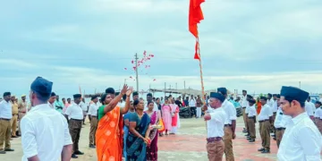 തമിഴ്‌നാട്ടിലെ പുതുക്കോട്ട അരന്തങ്ങിയില്‍ വിജയദശമി പഥസഞ്ചലനം തുടങ്ങുമ്പോള്‍ ഭഗവദ്ധ്വജത്തിന് പുഷ്പാര്‍ച്ചന ചെയ്യുന്ന സ്ത്രികള്‍