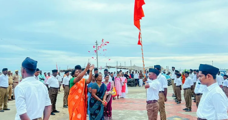 തമിഴ്‌നാട്ടിലെ പുതുക്കോട്ട അരന്തങ്ങിയില്‍ വിജയദശമി പഥസഞ്ചലനം തുടങ്ങുമ്പോള്‍ ഭഗവദ്ധ്വജത്തിന് പുഷ്പാര്‍ച്ചന ചെയ്യുന്ന സ്ത്രികള്‍