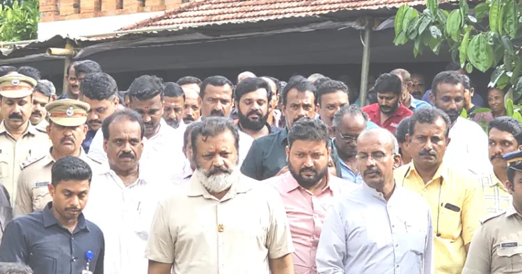 കേന്ദ്രസഹമന്ത്രി സുരേഷ് ഗോപി നവീന്‍ ബാബുവിന്റെ കുടുംബാംഗങ്ങളെ സന്ദര്‍ശിച്ചു മടങ്ങുന്നു.