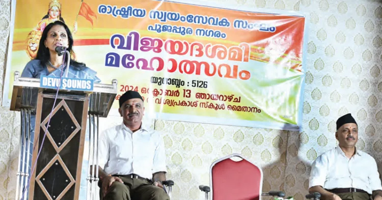 പൂജപ്പുര നഗരത്തിന്റെ ആര്‍എസ്എസ് വിജയദശമി പഥസഞ്ചലനത്തിന് ശേഷം തിരുമല വിശ്വപ്രകാശ് സ്‌കൂള്‍ ഗ്രൗണ്ടിലെ പൊതുപരിപാടിയില്‍ മുന്‍ ഡിജിപി ഡോ. ആര്‍. ശ്രീലേഖ അധ്യക്ഷ പ്രസംഗം നടത്തുന്നു. തിരുവനന്തപുരം വിഭാഗ് കാര്യവാഹ് ആര്‍. കൃഷ്ണകുമാര്‍, പൂജപ്പുര നഗര്‍ സംഘചാലക് ഡോ. ടി.ജി. വിനോദ് കുമാര്‍ എന്നിവര്‍ സമീപം