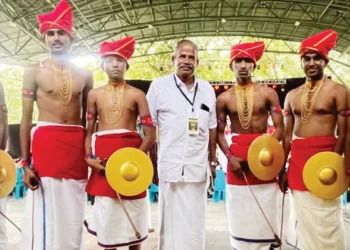 വേലകളി അരങ്ങേറ്റത്തിനൊരുങ്ങി നില്‍ക്കുന്ന കലാകാരന്മാര്‍ക്കൊപ്പം നാരായണ കൈമള്‍