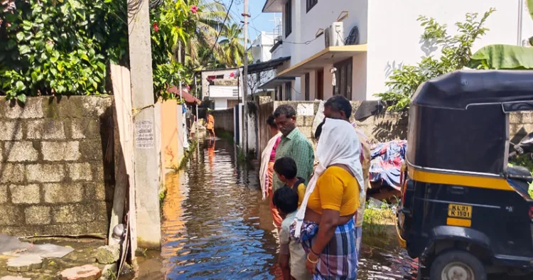 പൂന്തുറയില്‍ നഗരസഭ നടത്തിയ അശാസ്ത്രീയ ഓടനിര്‍മാണം മൂലം വെള്ളം കെട്ടി നില്‍ക്കുന്നു