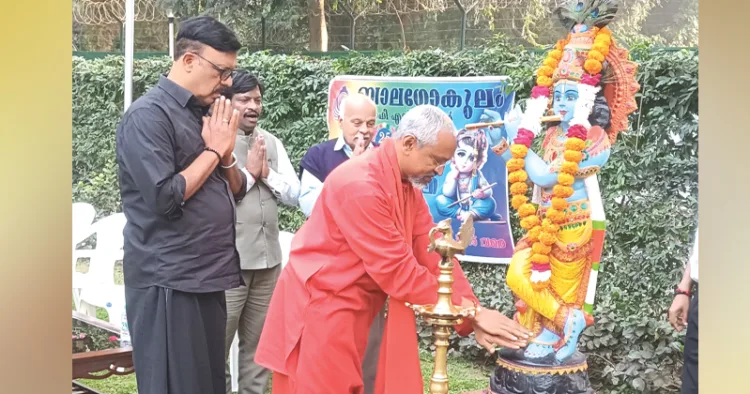 ദല്‍ഹി ബാലഗോകുലത്തിന്റെ ഇരുപത്തിയഞ്ചാം വാര്‍ഷികാഘോഷങ്ങളുടെ സ്വാഗതസംഘ രൂപീകരണയോഗം സ്വാമി വിജയാമൃതാനന്ദപുരി ശ്രീകൃഷ്ണവിഗ്രഹത്തില്‍ മാലചാര്‍ത്തി ഉദ്ഘാടനം ചെയ്യുന്നു. ബാലഗോകുലം ഭാരവാഹികളായ ബാബു പണിക്കര്‍, പി.കെ. സുരേഷ്, എന്‍. വേണുഗോപാല്‍ എന്നിവര്‍ സമീപം.