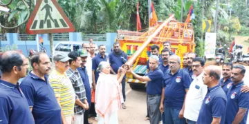 അഖില ഭാരതീയ പൂര്‍വസൈനിക സേവാപരിഷത്ത് ദേശീയ ജനറല്‍ ബോഡി മീറ്റിങ്ങിന്റെ ഭാഗമായി സമ്മേളന നഗരിയില്‍ സ്ഥാപിക്കാനുള്ള കൊടിമരം ജാഥാ ക്വാപ്റ്റന്‍ അജിത്കുമാറിന് വീരബലിദാനി നായക്ക് രതീഷിന്റെ അമ്മ ഓമന കൈമാറുന്നു