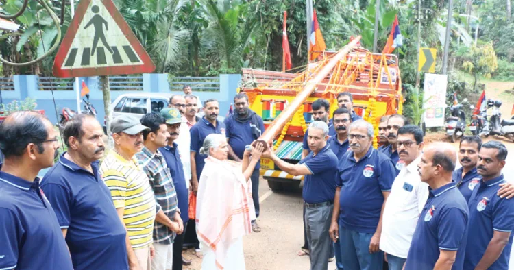 അഖില ഭാരതീയ പൂര്‍വസൈനിക സേവാപരിഷത്ത് ദേശീയ ജനറല്‍ ബോഡി മീറ്റിങ്ങിന്റെ ഭാഗമായി സമ്മേളന നഗരിയില്‍ സ്ഥാപിക്കാനുള്ള കൊടിമരം ജാഥാ ക്വാപ്റ്റന്‍ അജിത്കുമാറിന് വീരബലിദാനി നായക്ക് രതീഷിന്റെ അമ്മ ഓമന കൈമാറുന്നു