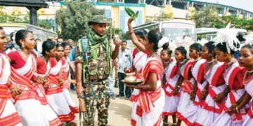 ഝാര്‍ഖണ്ഡ് നിയമസഭാ തെരഞ്ഞെടുപ്പിന്റെ ആദ്യഘട്ട വോട്ടെടുപ്പ് ഇന്ന് നടക്കാനിരിക്കെ റാഞ്ചിയില്‍ സുരക്ഷാ ഉദ്യോഗസ്ഥരെ ആചാരപരമായി വരവേല്‍ക്കുന്ന വനവാസി സ്ത്രീകള്‍