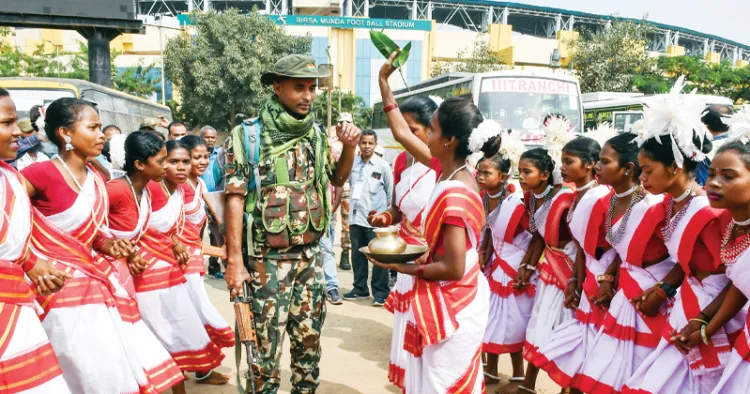 ഝാര്‍ഖണ്ഡ് നിയമസഭാ തെരഞ്ഞെടുപ്പിന്റെ ആദ്യഘട്ട വോട്ടെടുപ്പ് ഇന്ന് നടക്കാനിരിക്കെ റാഞ്ചിയില്‍ സുരക്ഷാ ഉദ്യോഗസ്ഥരെ ആചാരപരമായി വരവേല്‍ക്കുന്ന വനവാസി സ്ത്രീകള്‍