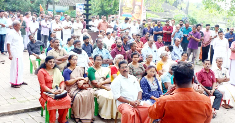 കളരിവാതുക്കല്‍ ശ്രീഭഗവതി ക്ഷേത്രത്തില്‍ നടന്ന ക്ഷേത്രരക്ഷാ ജാഗ്രത സദസില്‍ ഹിന്ദു ഐക്യവേദി സംസ്ഥാന 
സെക്രട്ടറി പി.വി. ശ്യാം മോഹന്‍ സംസാരിക്കുന്നു