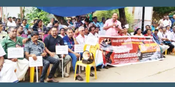 കേരള ബാങ്ക് കളക്ഷന്‍ ജീവനക്കാരും കുടുംബാംഗങ്ങളും ബാങ്ക് ആസ്ഥാനത്തിനു മുന്നില്‍ നടത്തിയ നിരാഹാര സമരം രാമചന്ദ്രന്‍ കണ്ണൂര്‍ ഉദ്ഘാടനം ചെയ്യുന്നു