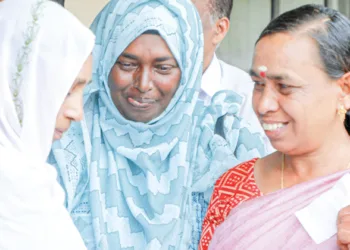 ചൂരല്‍മല ദുരന്തത്തിന് ഇരയായവര്‍ മേപ്പാടി സ്‌കൂളിലെ ബൂത്തില്‍ വോട്ട് ചെയ്യാന്‍ എത്തിയപ്പോള്‍ ഓര്‍മ്മകള്‍ പങ്കിട്ട് കുശലം പറയുന്നു