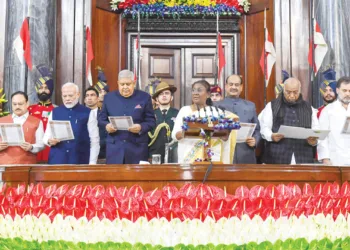 ഭരണഘടനയുടെ എഴുപത്തഞ്ചാം വാര്‍ഷികത്തോടനുബന്ധിച്ച് ചേര്‍ന്ന പാര്‍ലമെന്റിന്റെ സംയുക്തസമ്മേളനത്തില്‍ ഭരണഘടനയുടെ ആമുഖം രാഷ്ട്രപതി ദ്രൗപദി മുര്‍മുവിന്റെ നേതൃത്വത്തില്‍ വായിക്കുന്നു. കേന്ദ്രമന്ത്രിമാരായ കിരണ്‍ റിജിജു, ജെ.പി. നഡ്ഡ, പ്രധാനമന്ത്രി നരേന്ദ്ര മോദി, ഉപരാഷ്ട്രപതി ജഗ്ദീപ് ധന്‍ഖര്‍, ലോക്സഭാ സ്പീക്കര്‍ ഓം ബിര്‍ള, പ്രതിപക്ഷ നേതാക്കളായ മല്ലികാര്‍ജ്ജുന്‍ ഖാര്‍ഗെ, രാഹുല്‍ ഗാന്ധി, രാജ്യസഭാ ഉപാധ്യക്ഷന്‍ ഹരിവംശ് നാരായണ്‍ സിങ് സമീപം