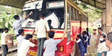 പമ്പയ്ക്കുള്ള കെഎസ്ആര്‍ടിസി ബസ് വൃത്തിയാക്കുന്ന കുട്ടികള്‍