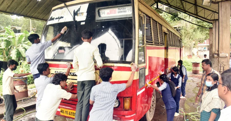 പമ്പയ്ക്കുള്ള കെഎസ്ആര്‍ടിസി ബസ് വൃത്തിയാക്കുന്ന കുട്ടികള്‍