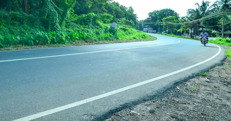 ആലത്തൂര്‍ - വാഴക്കോട് സംസ്ഥാന പാതയിലെ കാവശ്ശേരി പരയ്ക്കാട്ടുകാവ് അപകടവളവ്‌