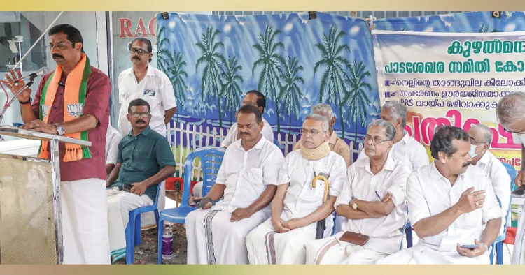 കുഴല്‍മന്ദം ബ്ലോക്ക് പാടശേഖര സമിതി കോ-ഓര്‍ഡിനേഷന്‍ കമ്മിറ്റി സിവില്‍ സപ്ലൈസ് ഓഫീസിനു മുന്നില്‍ നടത്തിയ പ്രതിഷേധ മാര്‍ച്ചില്‍ എന്‍ഡിഎ സ്ഥാനാര്‍ഥി സി. കൃഷ്ണകുമാര്‍ സംസാരിക്കുന്നു