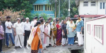 എന്‍ഡിഎ സ്ഥാനാര്‍ഥി സി. കൃഷ്ണകുമാര്‍ മൈത്രി കോളനി നിവാസികളുമായി സംസാരിക്കുന്നു