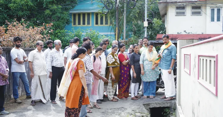 എന്‍ഡിഎ സ്ഥാനാര്‍ഥി സി. കൃഷ്ണകുമാര്‍ മൈത്രി കോളനി നിവാസികളുമായി സംസാരിക്കുന്നു