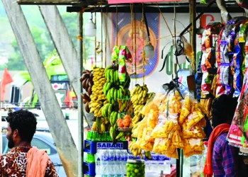 നിലയ്ക്കലിലെ കടകളില്‍ വിറ്റഴിക്കുന്ന കുപ്പിവെള്ളവും
പ്ലാസ്റ്റിക്ക് കളിപ്പാട്ടങ്ങളും