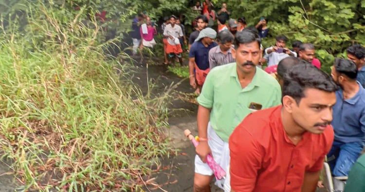 തിരുവിഴാംകുന്ന് പൊരുതല്‍ മല കയറുന്ന ഭക്തര്‍